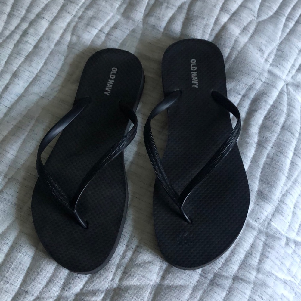 Black size 7 old navy flip flops
